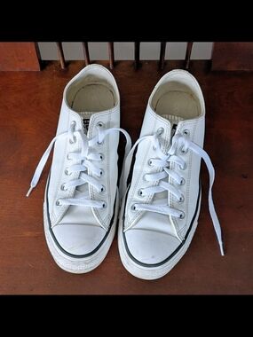 Converse Women's Low Top Leather Sneakers in White Size 9
